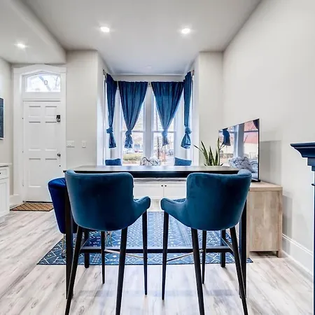 Elegant Studio Retreat With Amenities, King St 1 Mi